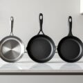 découvrez le comparatif complet entre poêles en inox, fonte et antiadhésives pour choisir celle qui correspond le mieux à vos besoins culinaires.